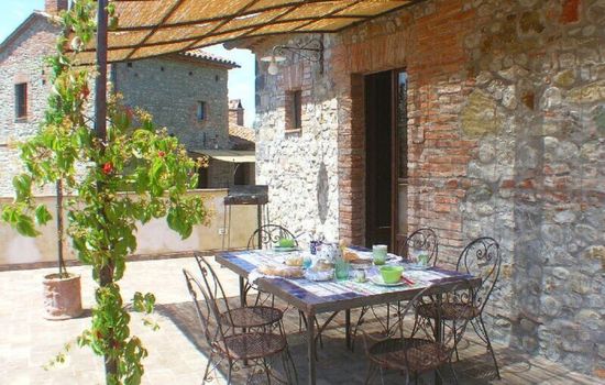 mit großer Terrasse und Grill