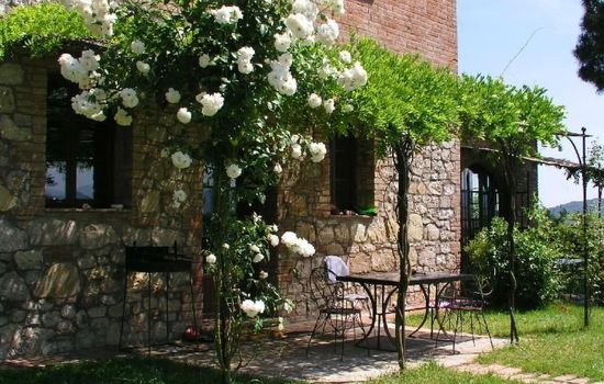 mit großer Wohnküche mit Gewölbedecke und eigener Laube