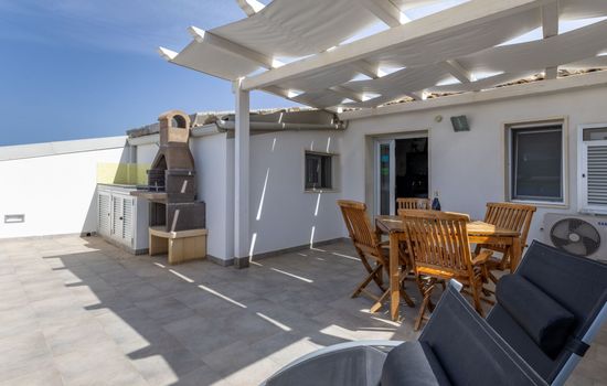 Charmantes Zimmer im Dachgeschoss mit Terrasse mit Meerblick.