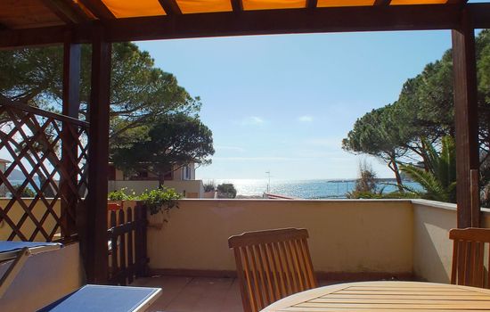 TERRASSENWOHNUNG MIT MEERBLICK