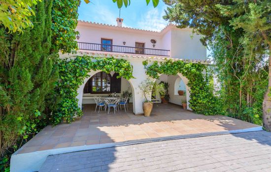 Privates Schwimmbad mit Grill und Feuerstelle