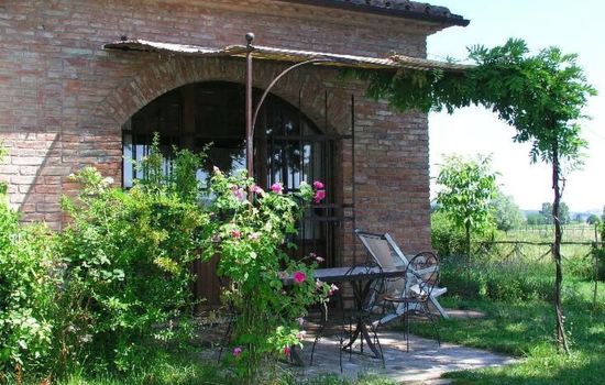 mit hoher Decke in der Wohnküche und eigener Laube