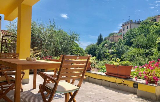 Wohnung mit großer privater Terrasse im Grünen