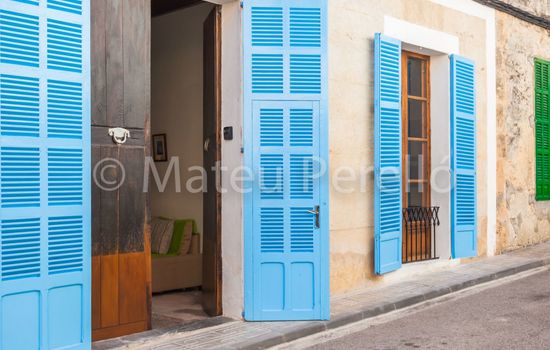 SLB-Stadthaus mit sonnigem Innenhof und Schwimmbad