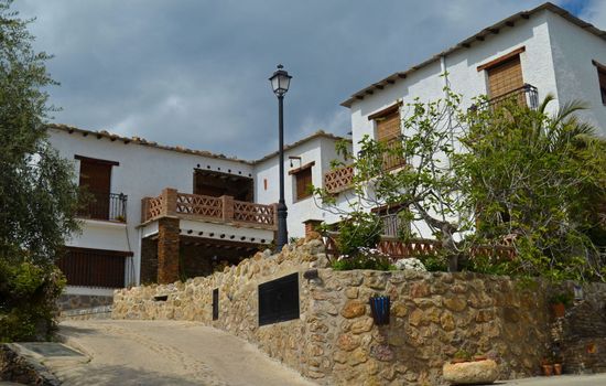 Gemütliches Haus in einer Anlage mit Garten und Schwimmbad.