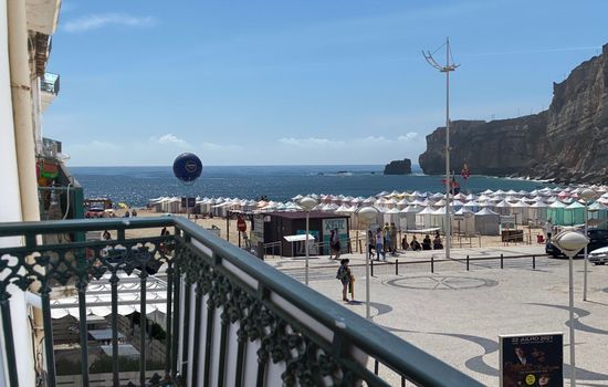 mit Blick auf das Wasser