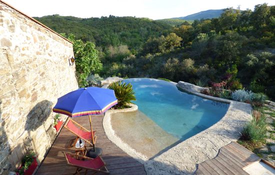 mit privatem Pool in üppiger Umgebung