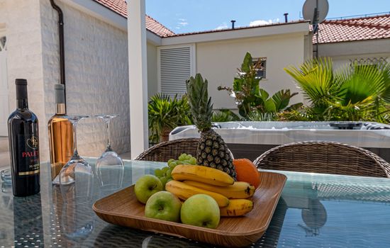 Suartini Viganj mit einem Jakuzzi