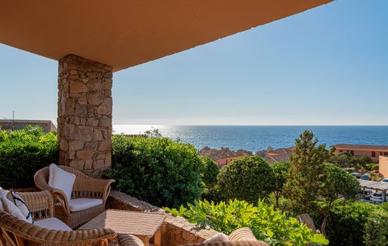 Villa mit privatem Garten und Meerblick