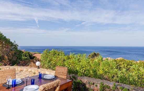 Türkisfarbene Villa mit Terrasse und Meerblick