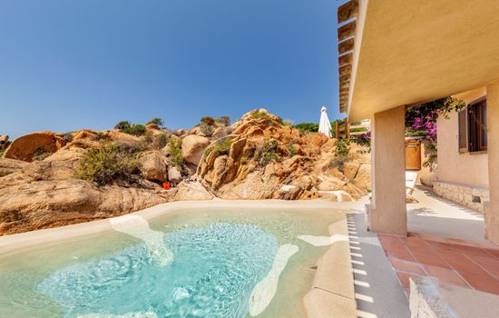 Suite mit natürlichem Hydromassage-Pool und Meerblick.