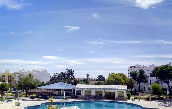 mit eigenem Parkplatz