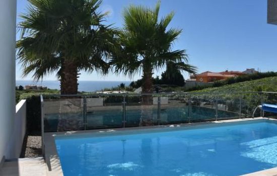 Moderne Villa mit privatem Pool und Meerblick