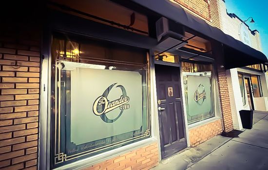 Oleander's Speakeasy - Within Walking Distance of Noi Nest