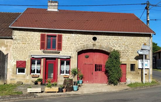 in Celles-En-Bassigny  umzäunter Garten