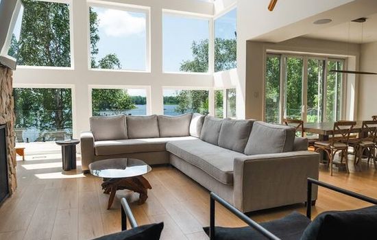 Luxury Rockshore Lakehouse w/ hot tub & golf sim