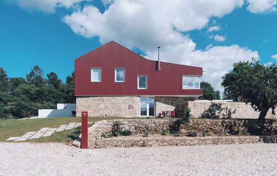 Haus in Vila Soeiro Do Chão mit privatem Parkplatz
