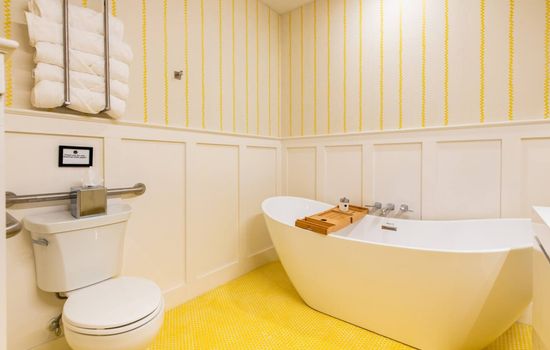 Hollyhock Suite 413: 5 beds/2 bath