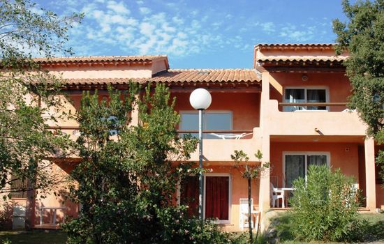 Unterkunft mit Terrasse, AC, Gemeinschaftspool