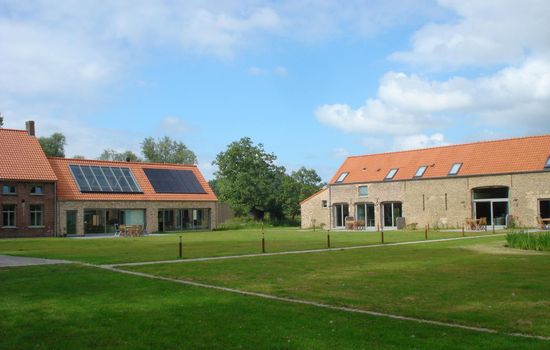 Nette Ferienwohnung mit Terrasse, Pool und Garten