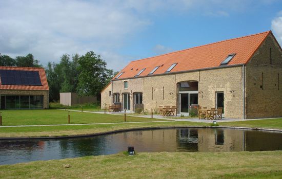 mit gemeinsamem Pool und Garten