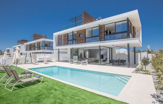 Geräumige Villa mit großem Garten und Pool