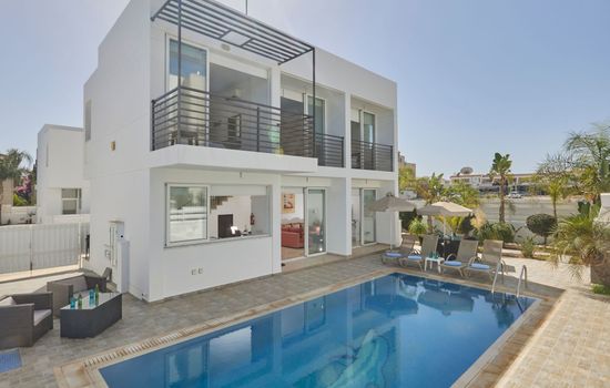 in Paralimni mit geräumigem Garten