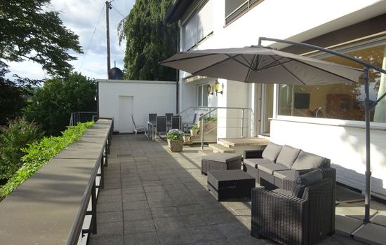 Großzügige Wohnung mit Terrasse und Rheintalblick