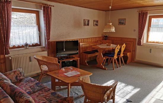 mit komplett eingerichteter Küchenzeile im Wohnraum