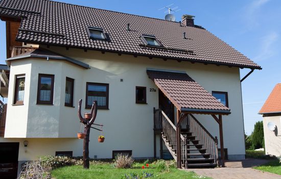 mit Parkplatz und Fahrradunterstellmöglichkeit mit Balkon nah am Wald