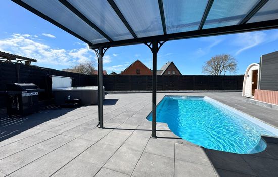 mit privat Hottub und Klima.