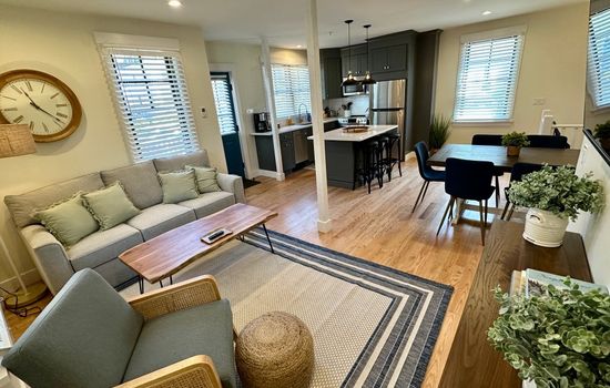 Downtown Newport 2BR Apartment w/ Parking & Deck