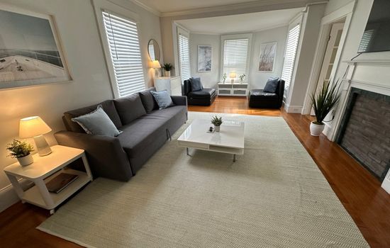 Very Cool 2 bed/ 1 bath Apartment Downtown Npt. 