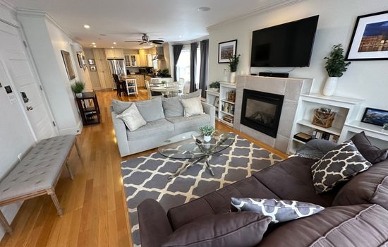 Bright and Open 2 Bed 1 Bath Apt. off Broadway