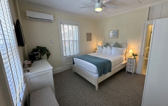 Bright & Sunny 1 Bed/ 1 Bath Downtown Newport