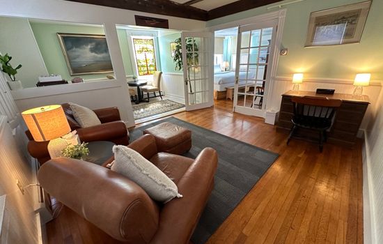 Open & Airy One Bedroom Suite in Downtown Newport