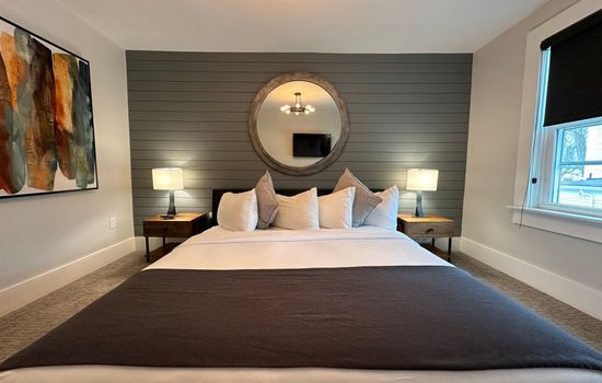 Large Three Room Suite 2 Bed/1 Bath in Downtown 