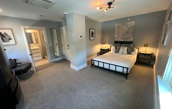 Spacious 1 Bed/1 Bath in Downtown Newport