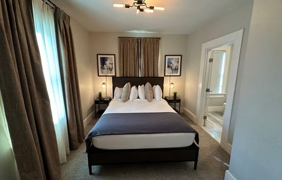 Cheerful 1 Bed/ 1 Bath on Historic Pelham St