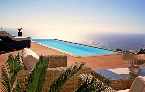 Moderne Architekten-Villa mit Infinity-Pool und Meerblick