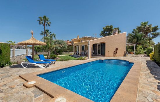 Serene Villa Rückzug mit Seeblick, Strand in der Nähe