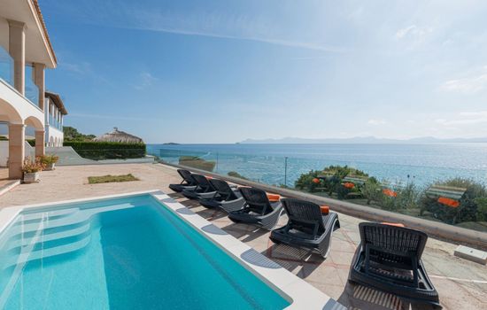 Verträumte Villa mit privatem Pool und Liegewiese