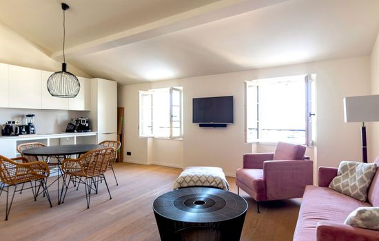 Superb 3 Bedroom Apartment on the Port