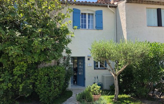 Gemütliches Ferienhaus in Grimaud mit Terrasse, Garten und Grill