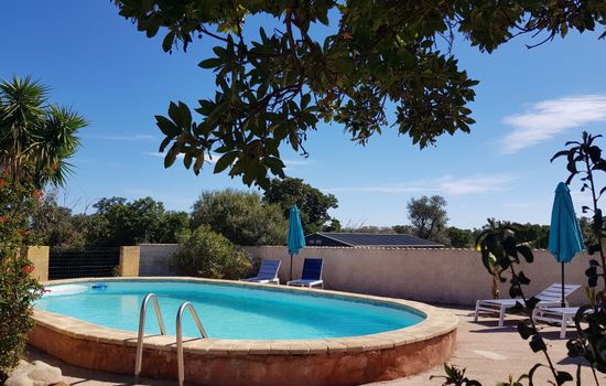 Ovu Wohnung mit beheiztem Pool und privatem Garten, 1 Minute vom Meer entfernt