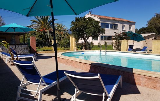 Villa Giorgha mit beheiztem Pool, 1 Minute vom Meer entfernt, großer Garten