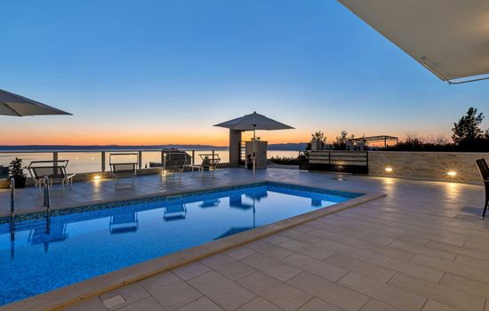 Villa Infinite mit Schwimmbad und Meerblick