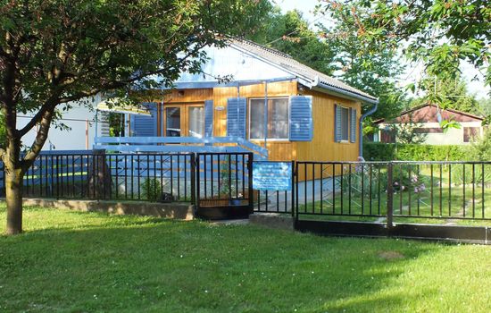 Freistehendes Ferienhaus beim Wellnessbad mit eingezäuntem Garten und Terrasse