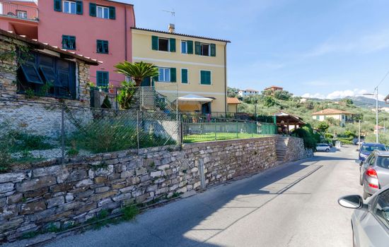 Wohnung im zweiten Stock mit Parkplatz und Garten