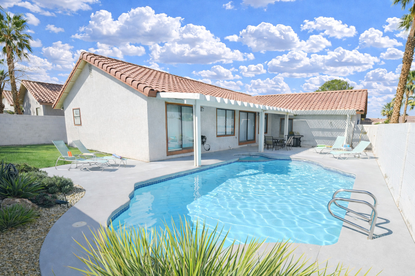 Modern House Rental with Private Pool, Spa & Pool | Lake.com Rentals ...